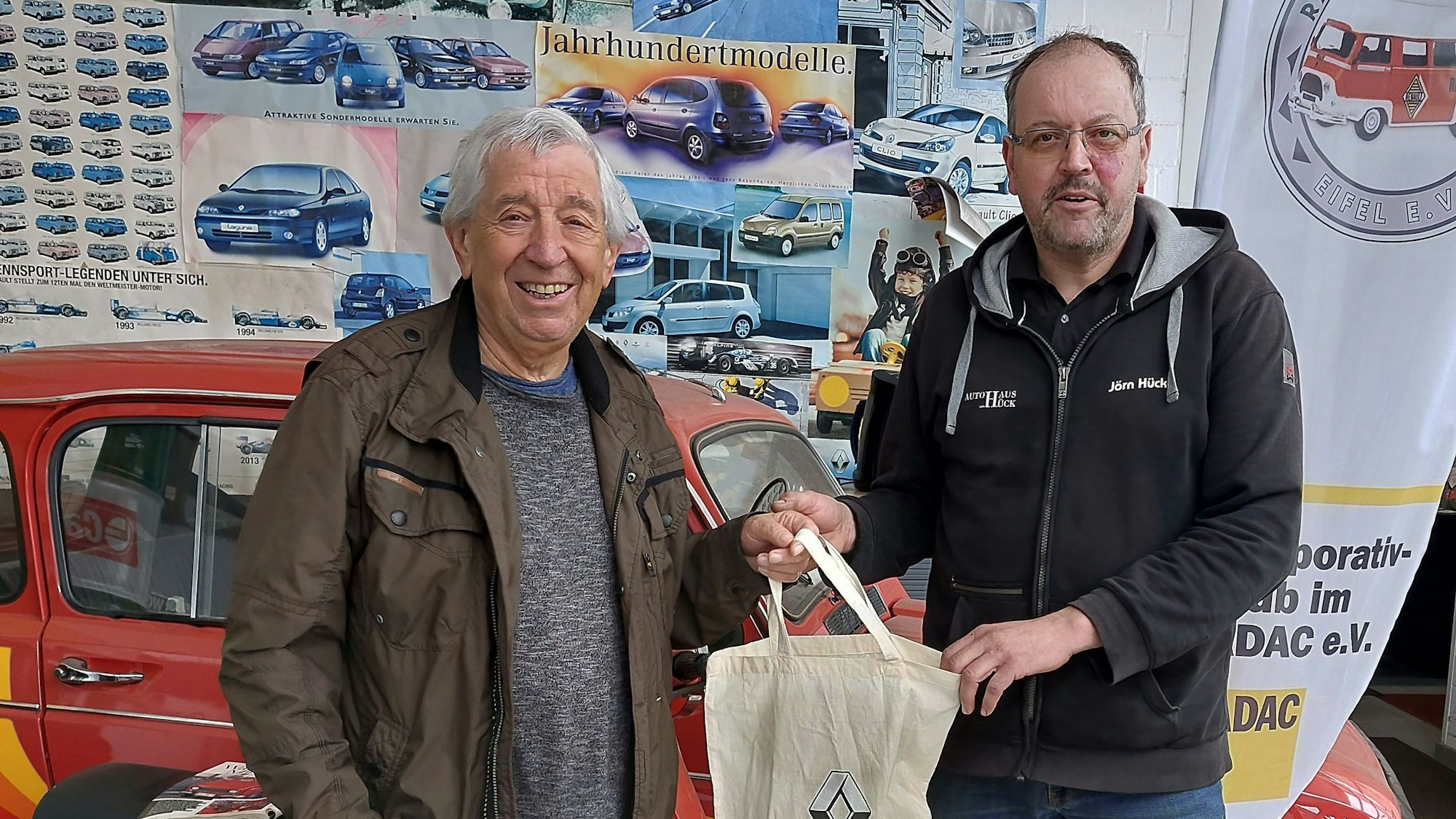 Willi Greuel, der Vorsitzende der Hilfsgruppe Eifel, ist links im Bild. Neben ihm steht der Vorsitzende des „Renault Oldie Club Eifel“, Jörn Hück, der ihm eine Spende überreicht.