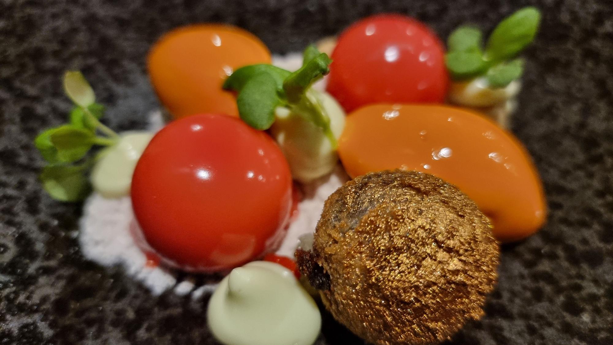 Dessert im Restaurant Ludwigs: Valrhona Dulcey / Goji-Beere / Azuki Bohne / Cashewkern