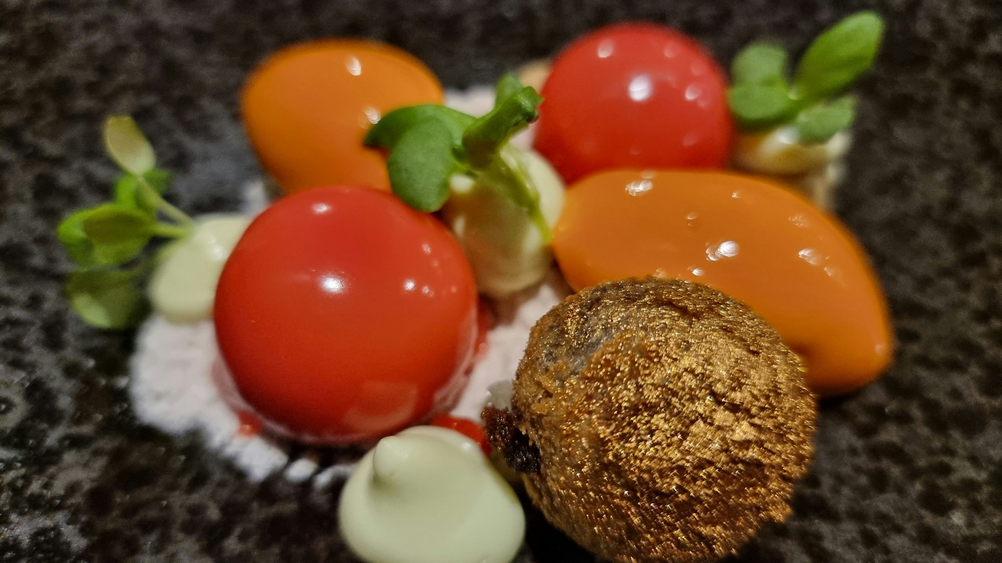 Dessert im Restaurant Ludwigs: Valrhona Dulcey / Goji-Beere / Azuki Bohne / Cashewkern