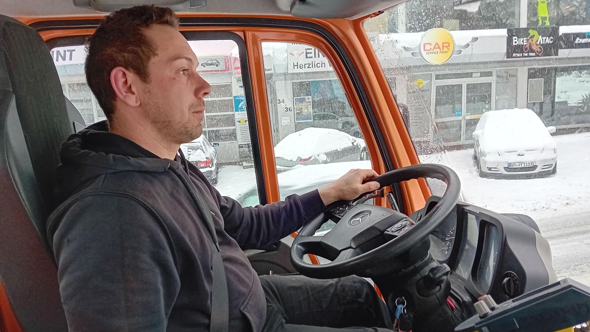 Ein Mann am Steuer eines Lkw.