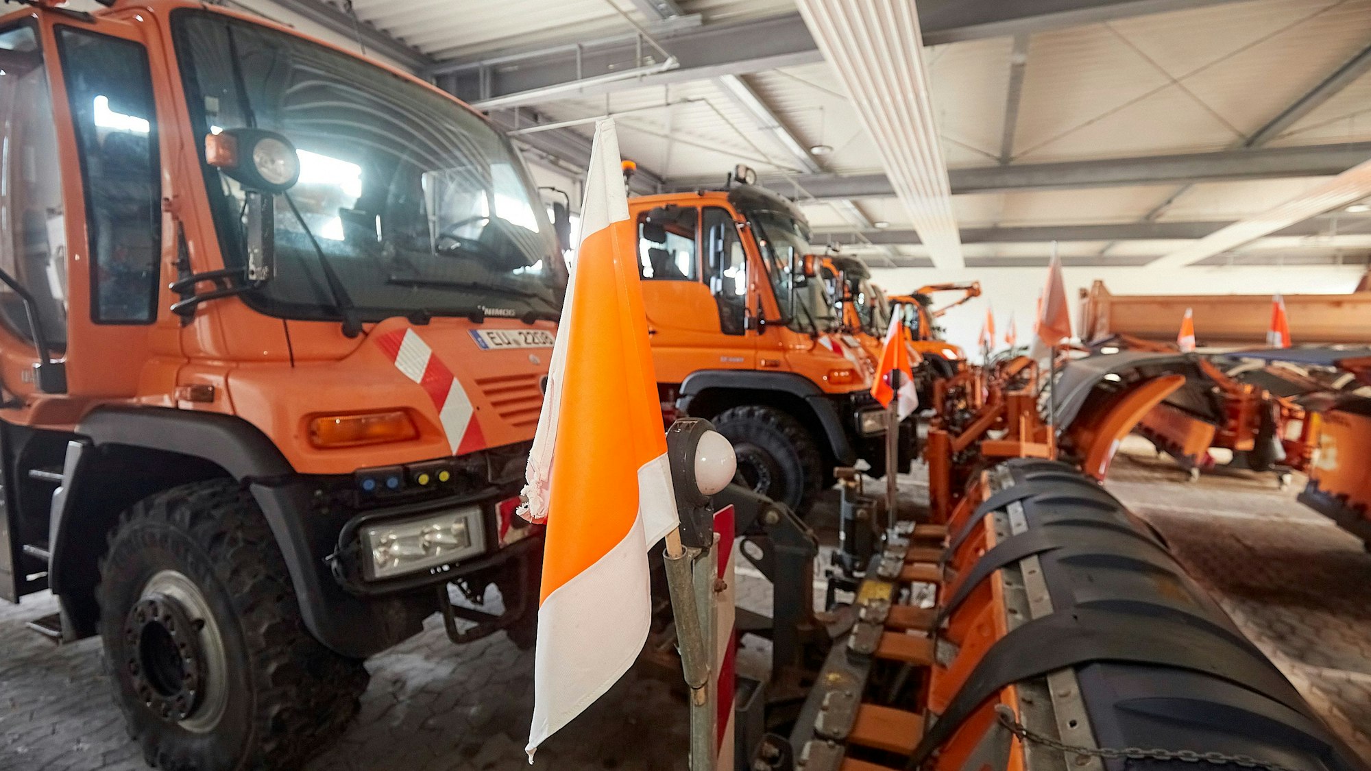 Streufahrzeuge sind in der Halle des Kreisbauhofs bereit für den Winderdienst.