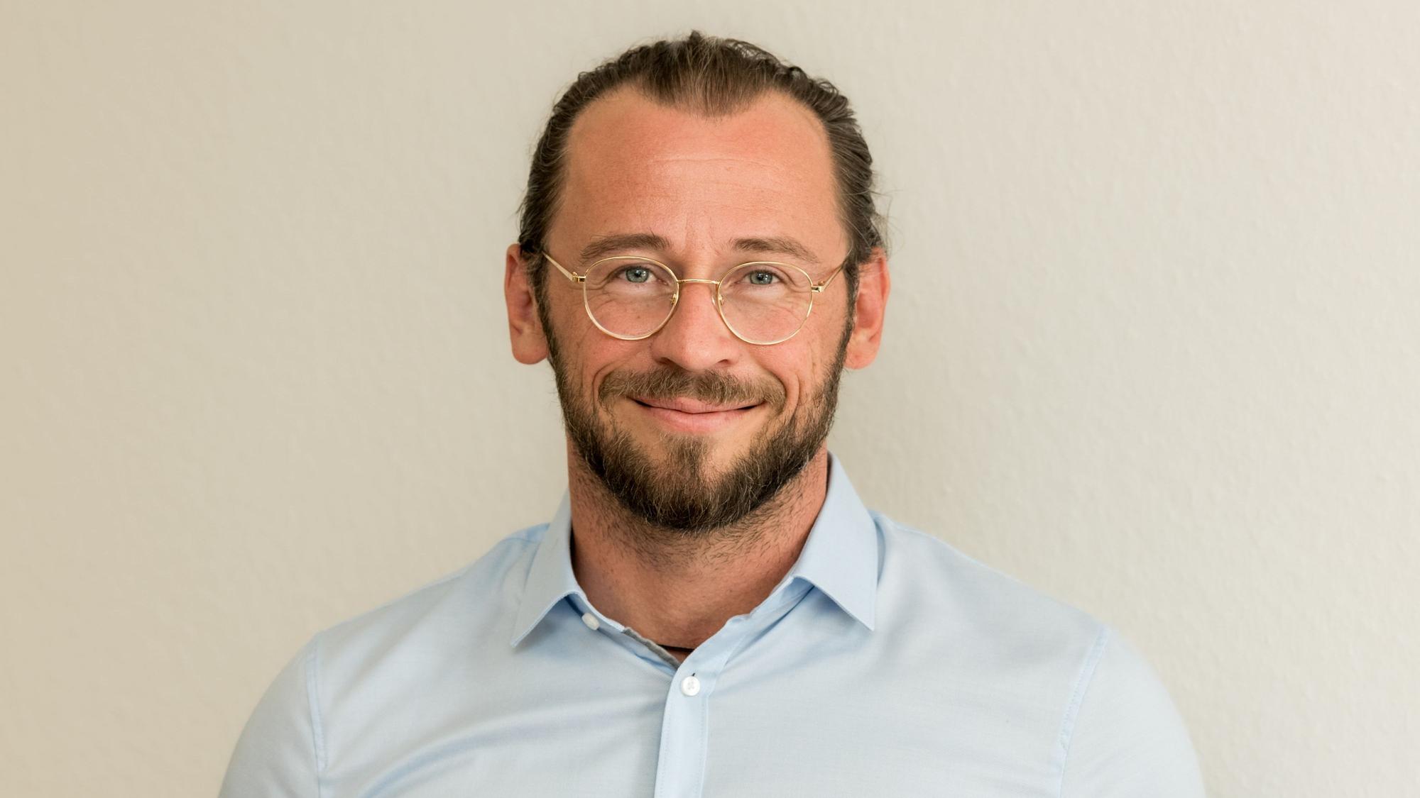 Ulrich Frischknecht, Professor für Sucht und Persönlichkeitspsychologie trägt ein hellblaues Hemd.