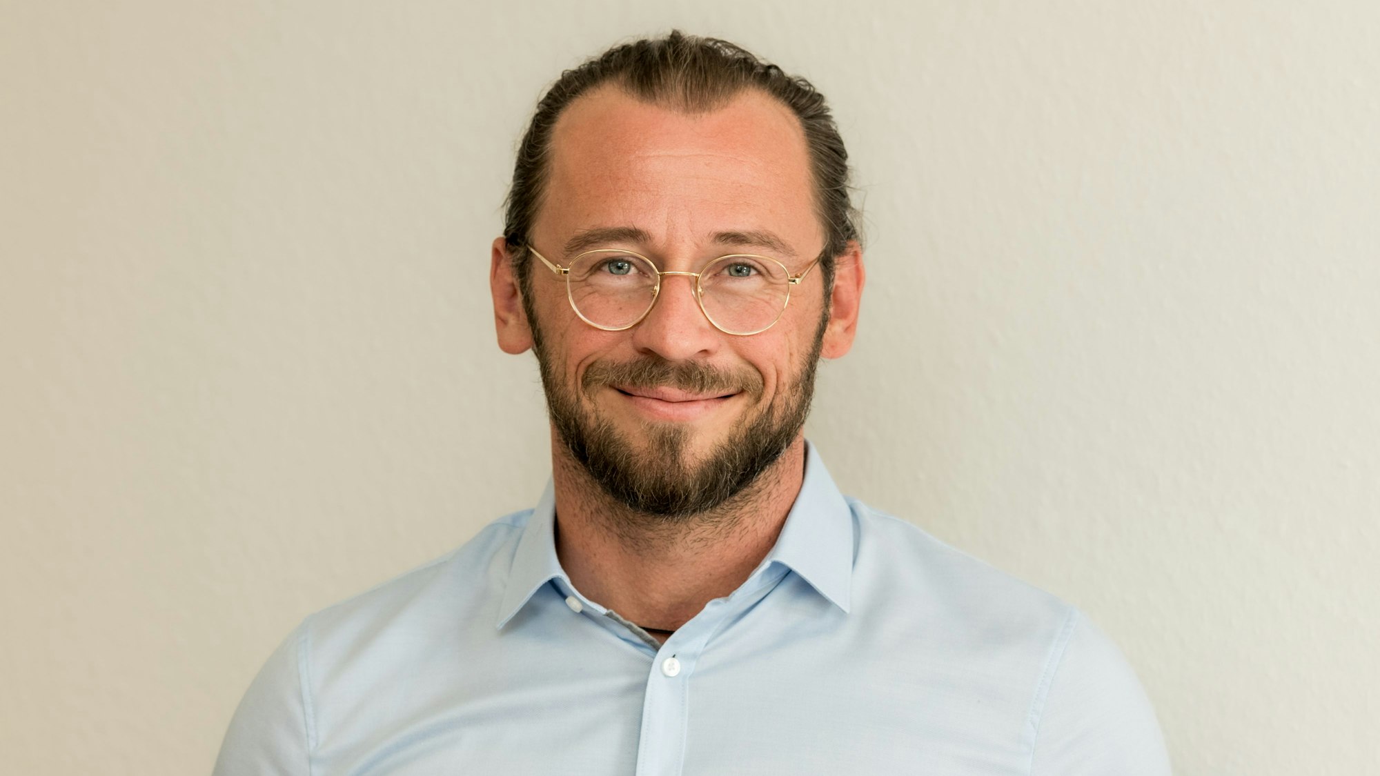 Ulrich Frischknecht, Professor für Sucht und Persönlichkeitspsychologie trägt ein hellblaues Hemd.