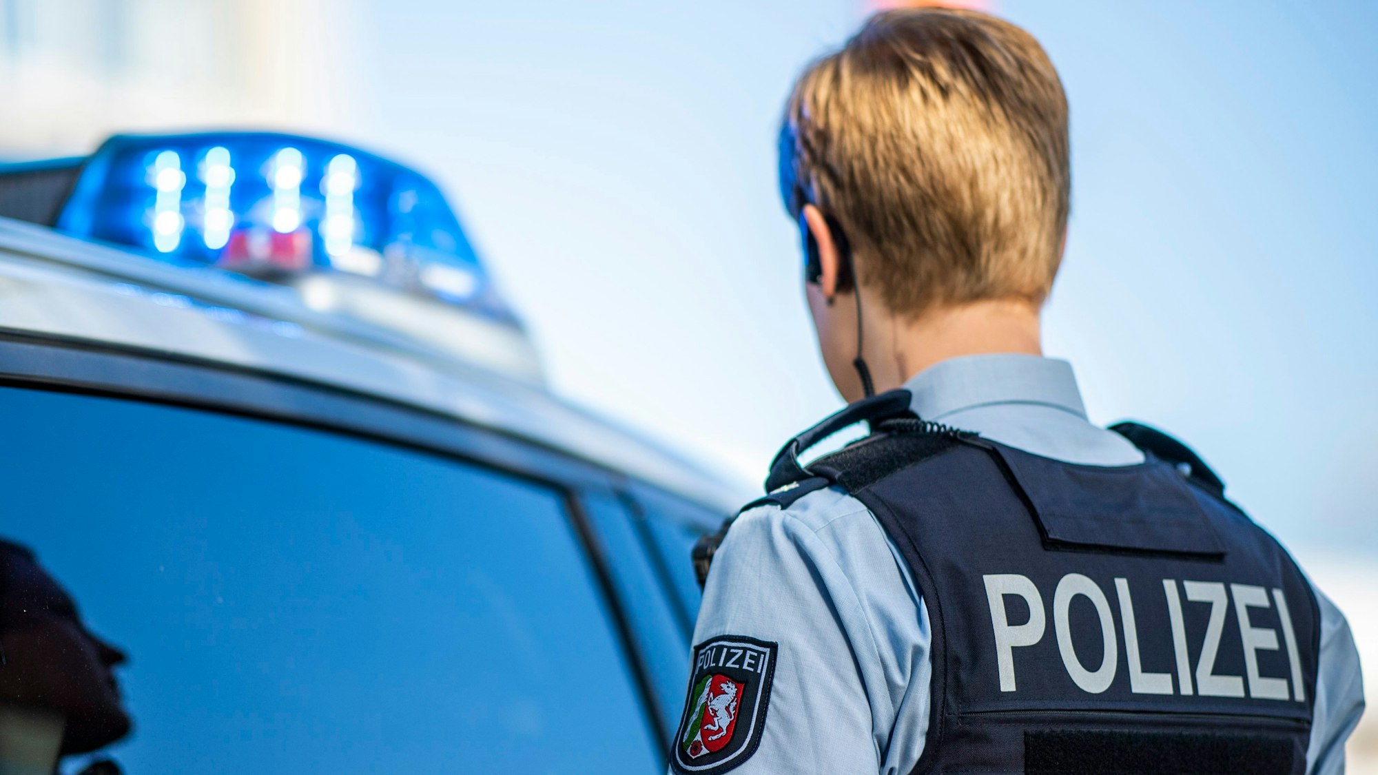 Ein Polizist bei einem Einsatz in NRW. Rund 20.500 neue Iphones wurden für die Beamten angeschafft. (Symbolbild)