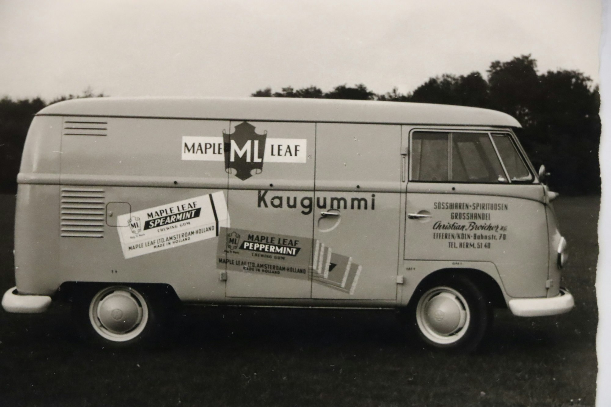 Ein alter VW-Bus ist mit Kaugummi-Werbung beklebt.
