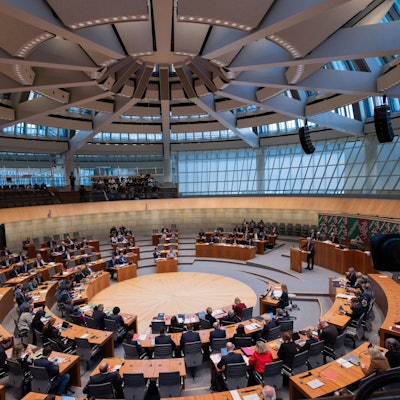 Jochen Ott (Podium r), Vorsitzender der SPD-Fraktion und Oppositionsführer, spricht im Landtag während der Generaldebatte zum Landeshaushaushalt. +++ dpa-Bildfunk +++