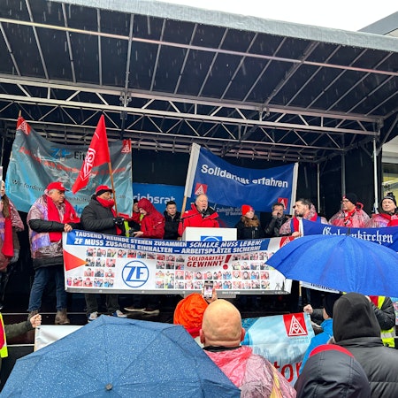 ZF Protest Großkundgebung mit rund 2000 Menschen in Friedrichshafen am Mittwoch, 17. Januar, mit Beteiligung aus Eitorf und dem 1. Bevollmächtigten der IG Metall Bonn-Rhein-Sieg, Michael Korsmeier.