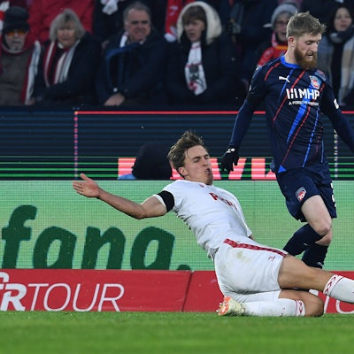 Timo Hübers am vergangenen Samstag im Duell mit Heidenheims Jan-Niklas Beste