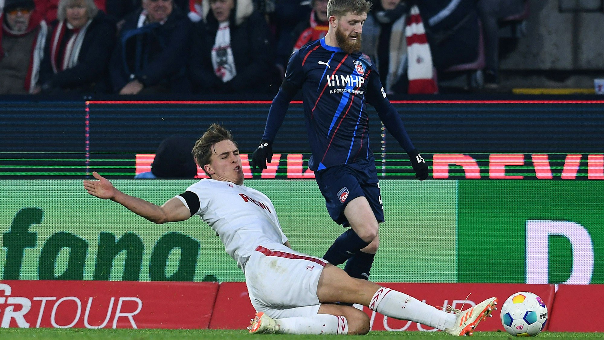Timo Hübers am vergangenen Samstag im Duell mit Heidenheims Jan-Niklas Beste