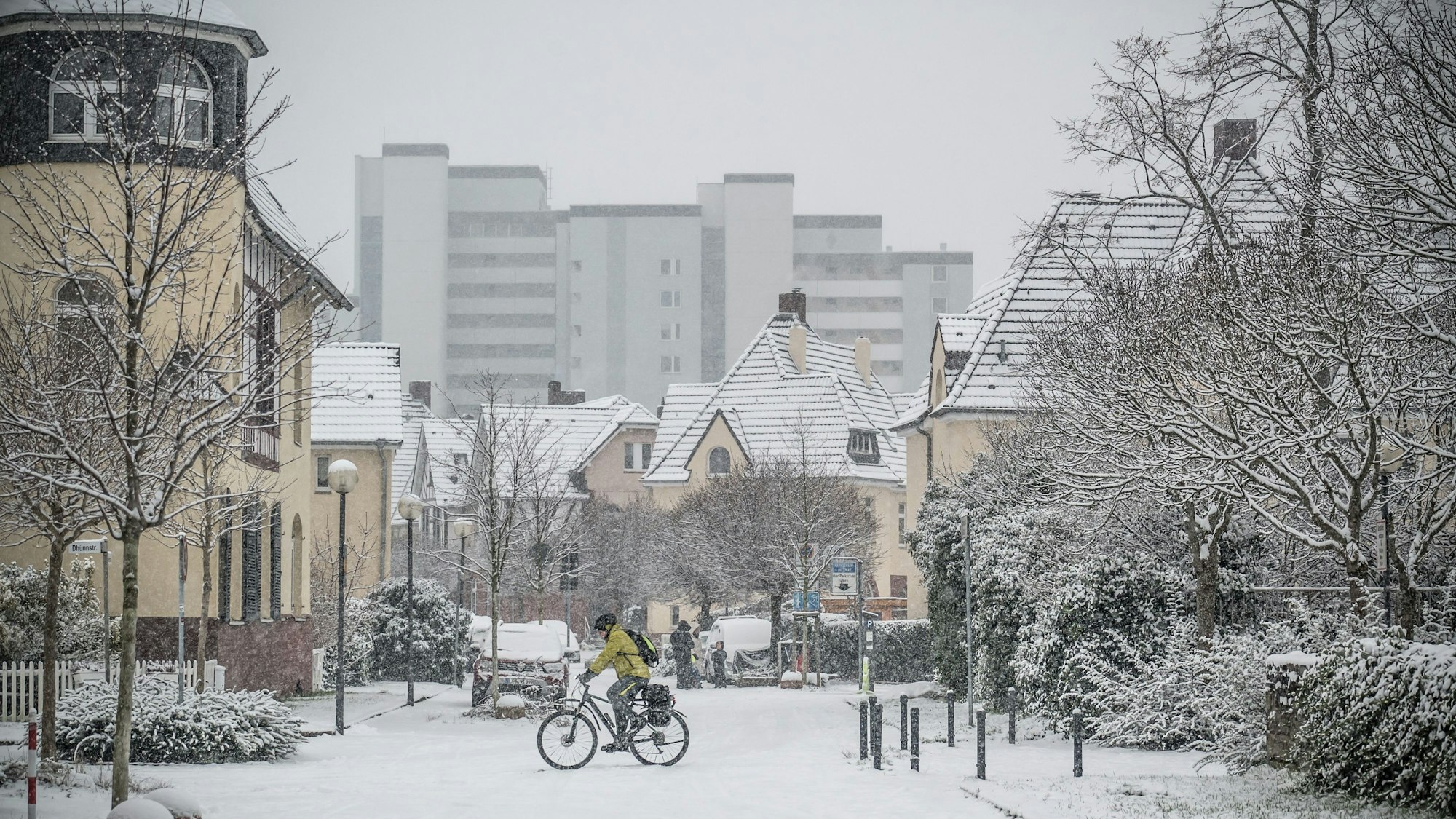 Schnee und ein Radfahrer in der Kolonie II in Wiesdorf