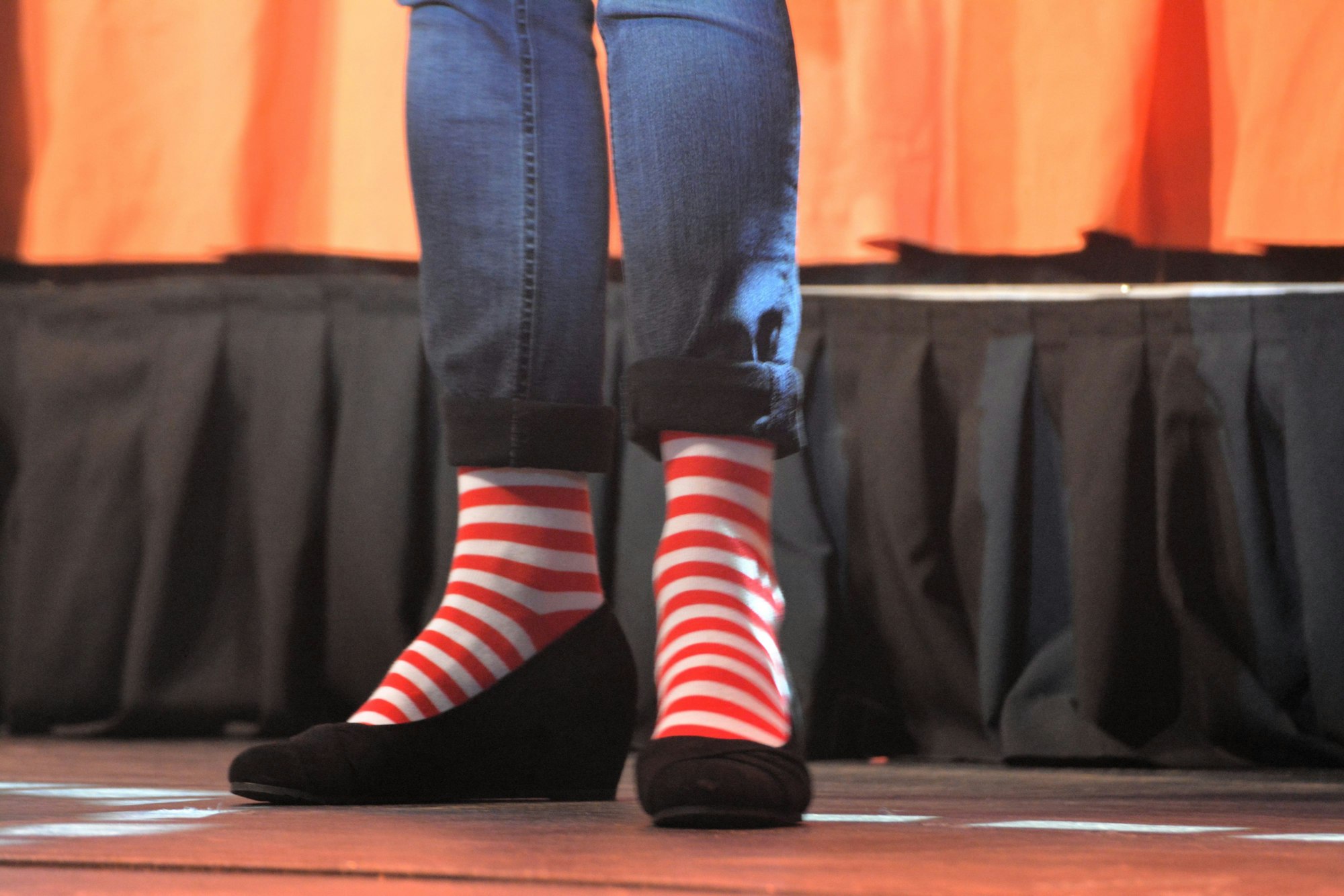 Füße in schwarzen Pumps und Ringelsocken