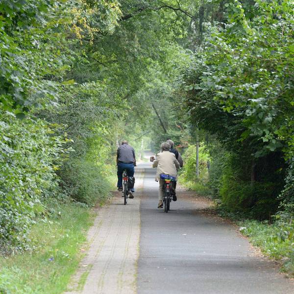 Das Foto zeigt zwei Radfahrer auf dem Gladbacher Bahndamm.