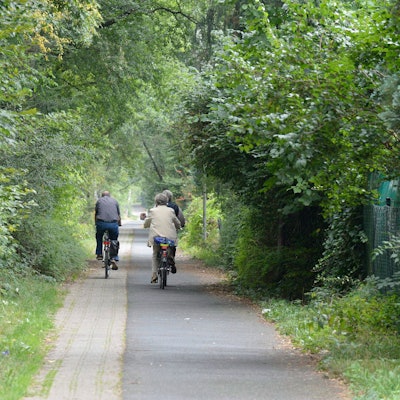 Das Foto zeigt zwei Radfahrer auf dem Gladbacher Bahndamm.