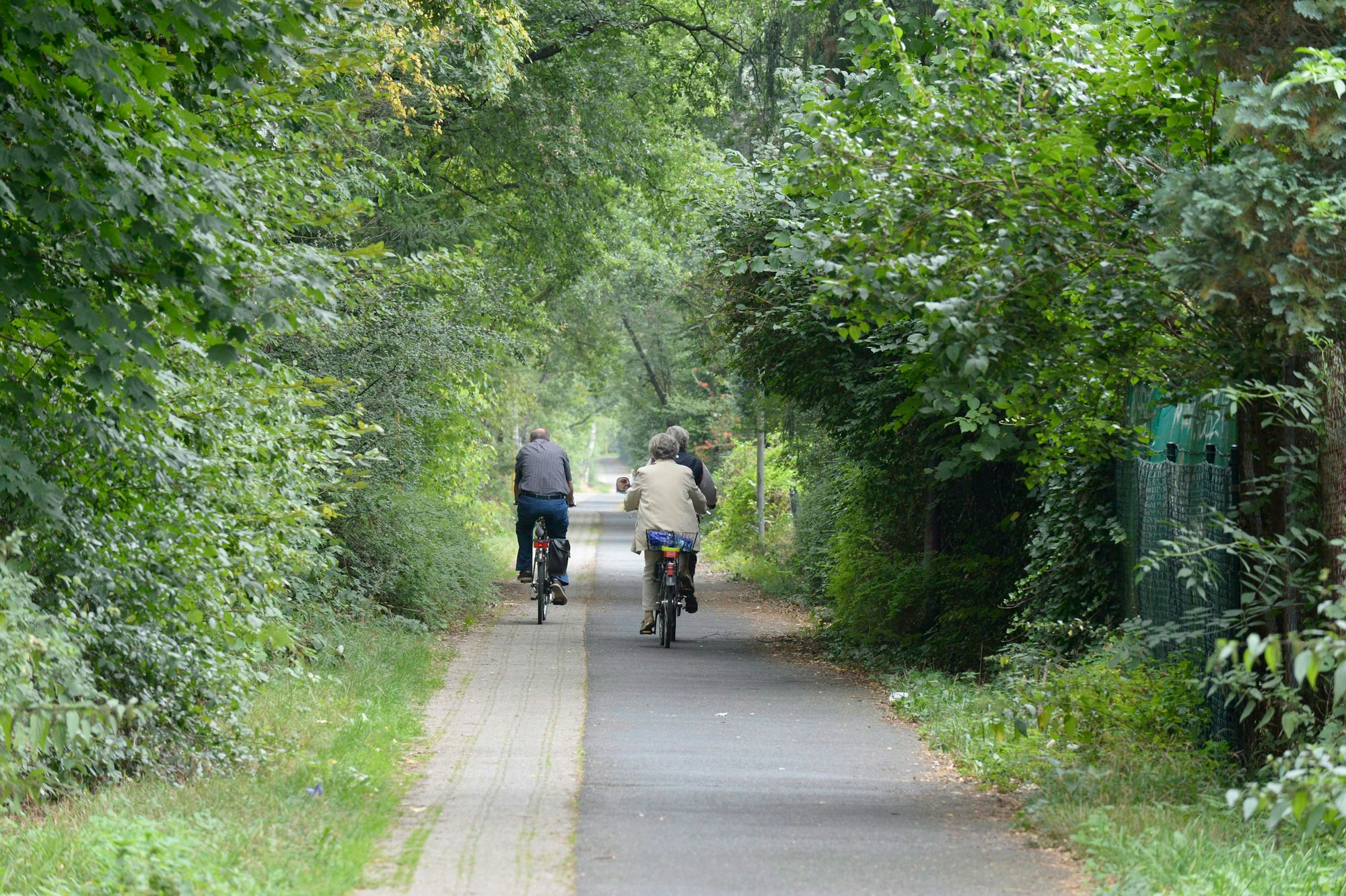 Das Foto zeigt zwei Radler auf dem Bahndamm in Bergisch Gladbach
