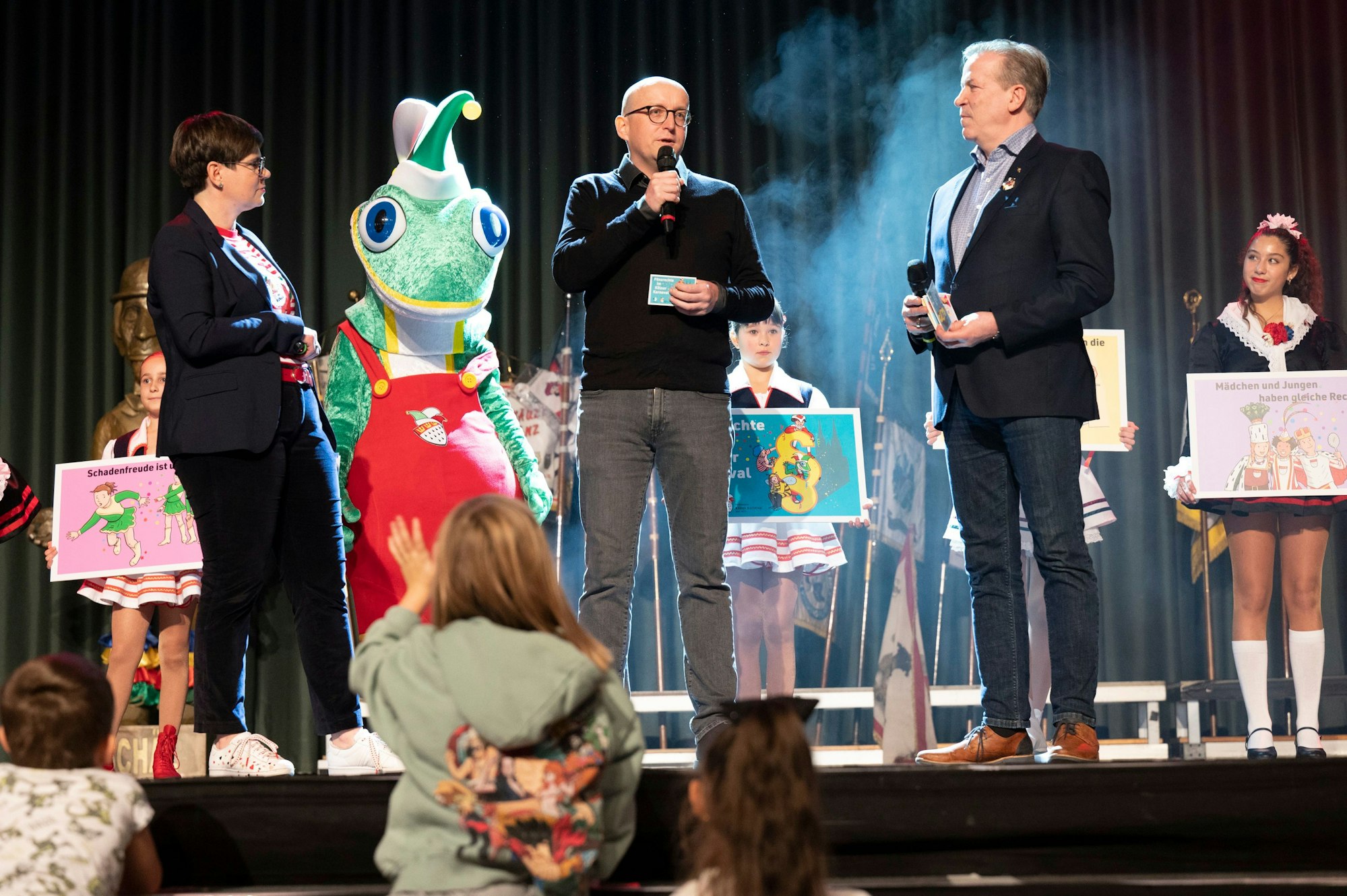Christine Flock, Philipp Büscher von Zartbitter und Christoph Kuckelkorn bei der Vorstellung des Pänzrechte-Passes.
