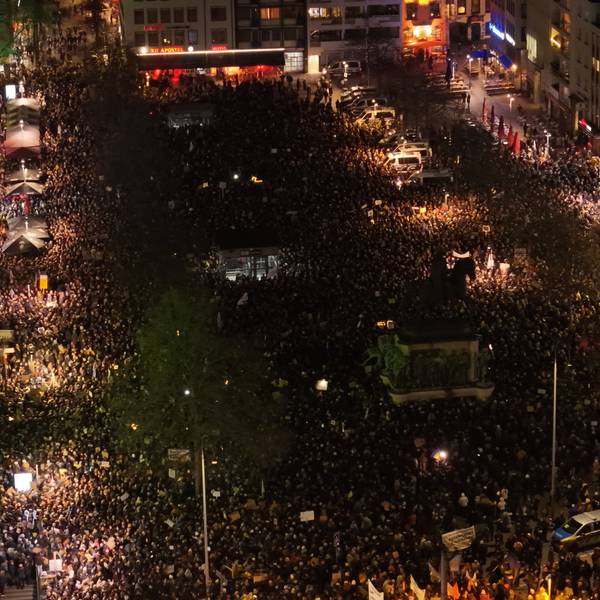 Dicht an dicht: Die Demonstrierenden auf und um den Heumarkt am Dienstagabend.