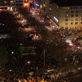 Dicht an dicht: Die Demonstrierenden auf und um den Heumarkt am Dienstagabend.