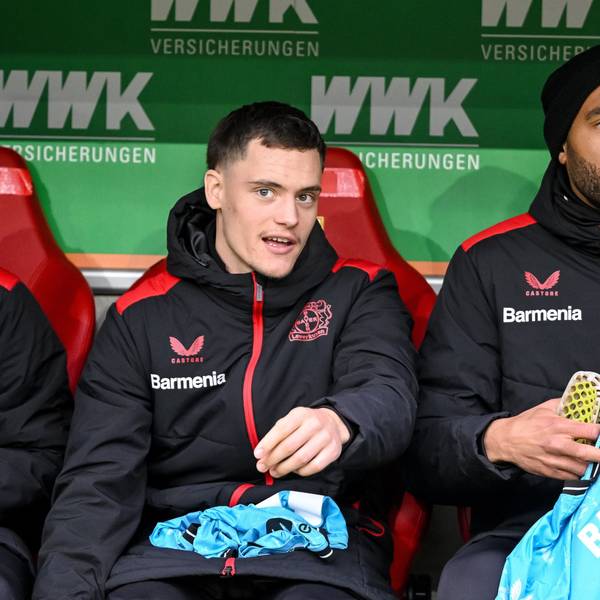 In Augsburg gemeinsam auf der Bank: Leverkusens Florian Wirtz (l) und Leverkusens Jonathan Tah.