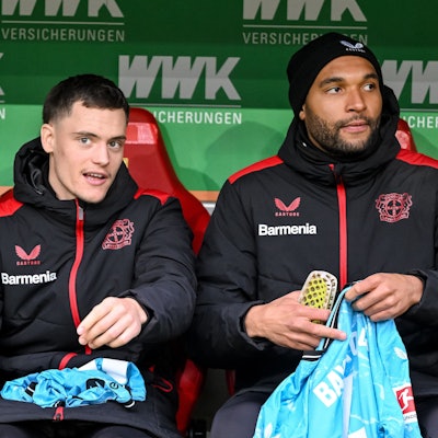 In Augsburg gemeinsam auf der Bank: Leverkusens Florian Wirtz (l) und Leverkusens Jonathan Tah.