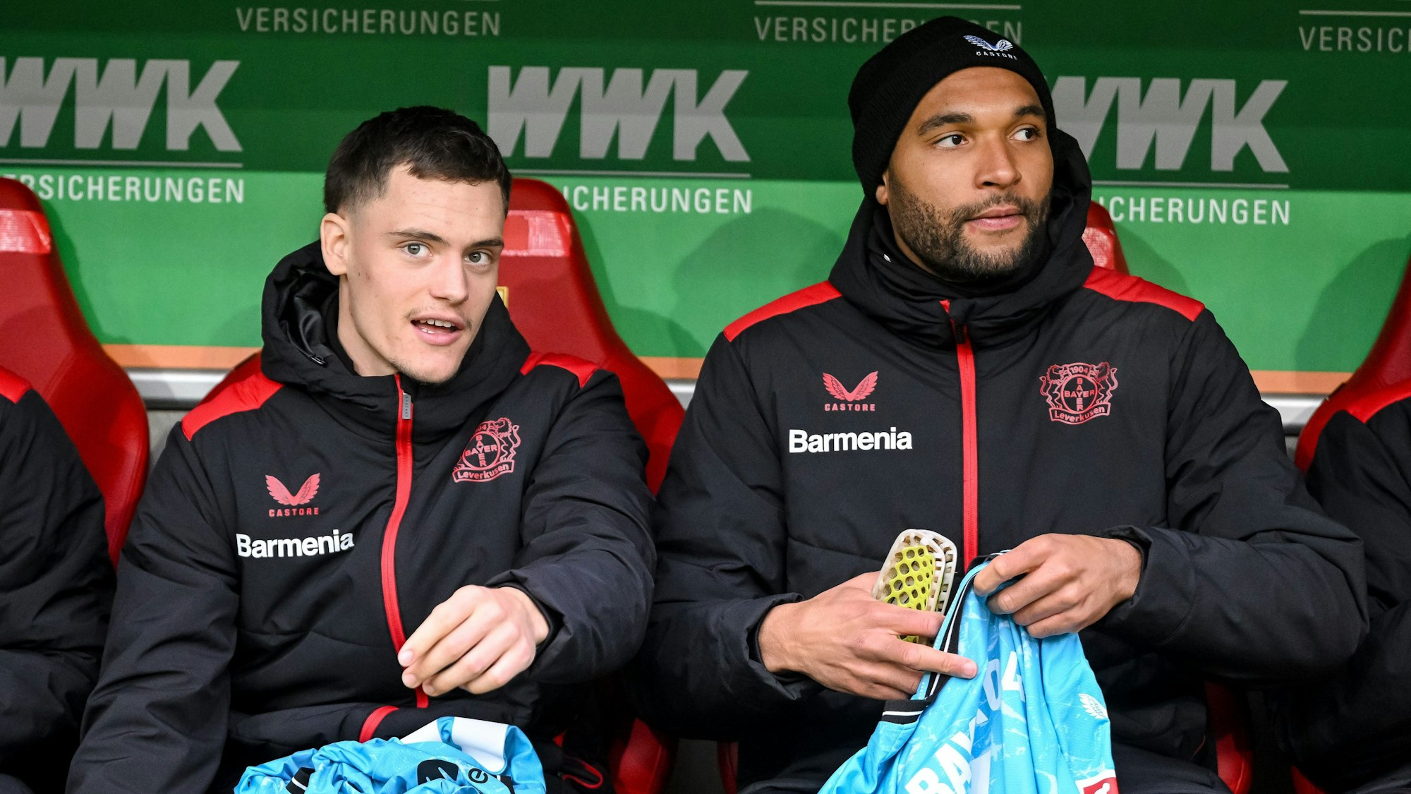 In Augsburg gemeinsam auf der Bank: Leverkusens Florian Wirtz (l) und Leverkusens Jonathan Tah.