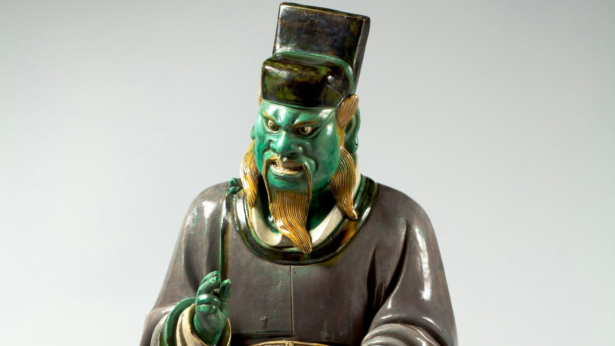 Sitzender buddhistischer Höllenrichter, Steinzeug mit farbiger Bleiglasur, China, Ming-Dynastie, circa 1488-1521