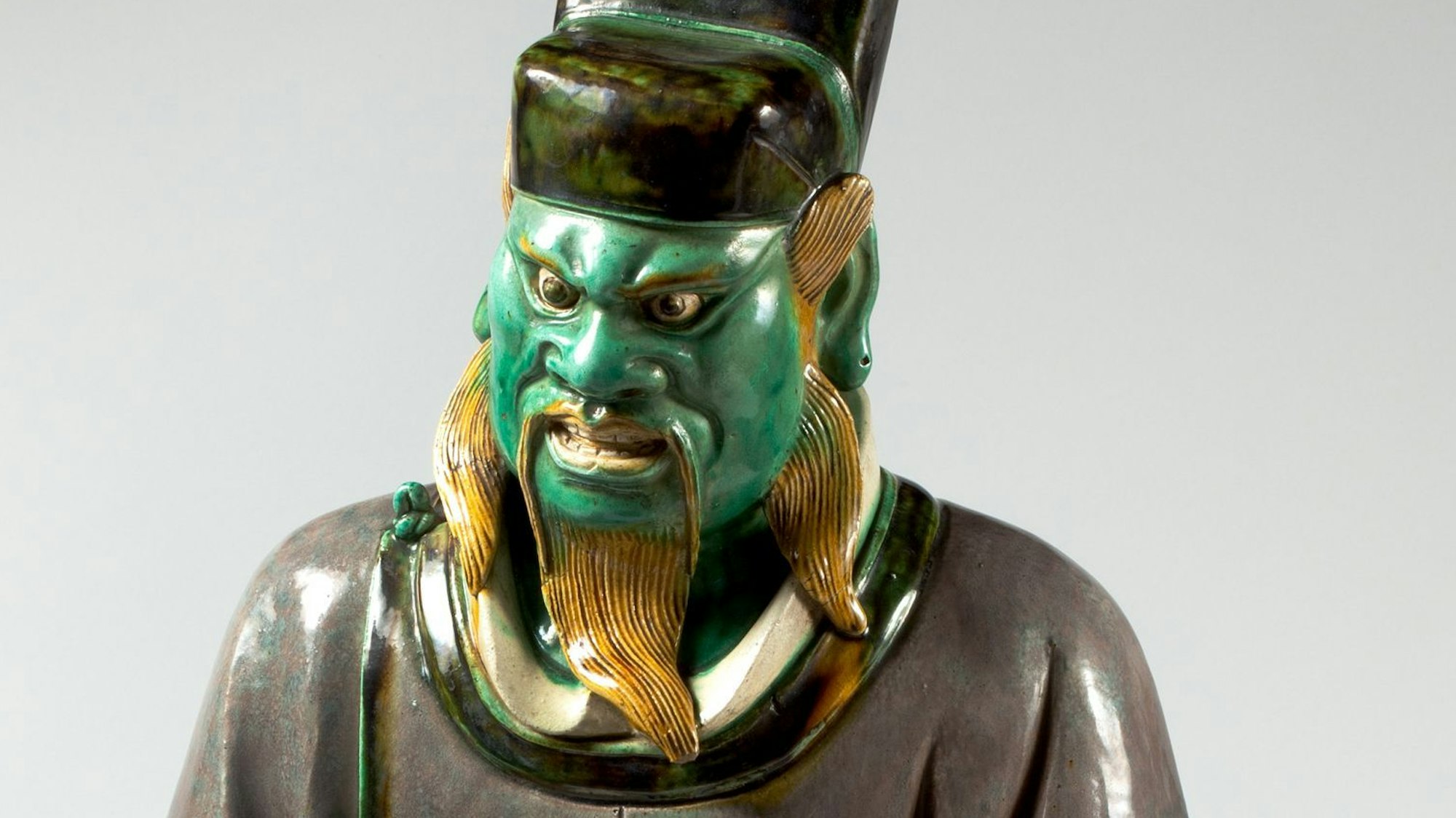 Sitzender buddhistischer Höllenrichter, Steinzeug mit farbiger Bleiglasur, China, Ming-Dynastie, circa 1488-1521
