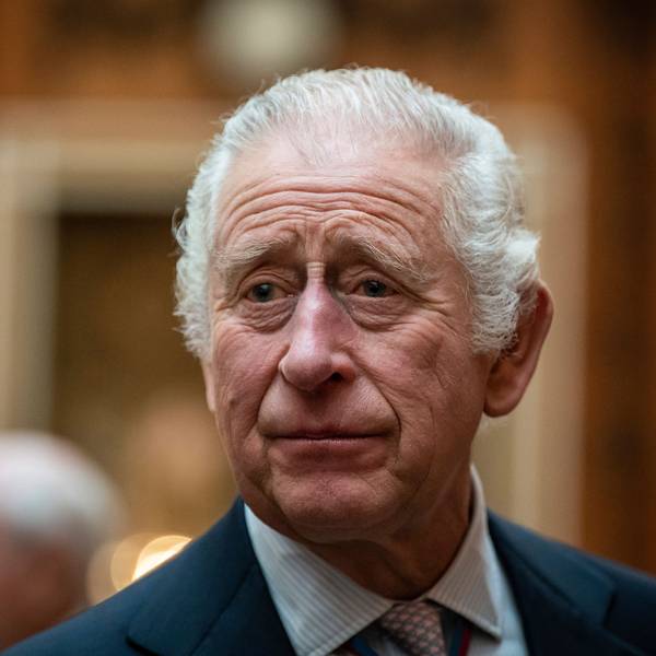 König Charles III. von Großbritannien steht während eines Mittagessens für Träger des Verdienstordens im Buckingham Palace.