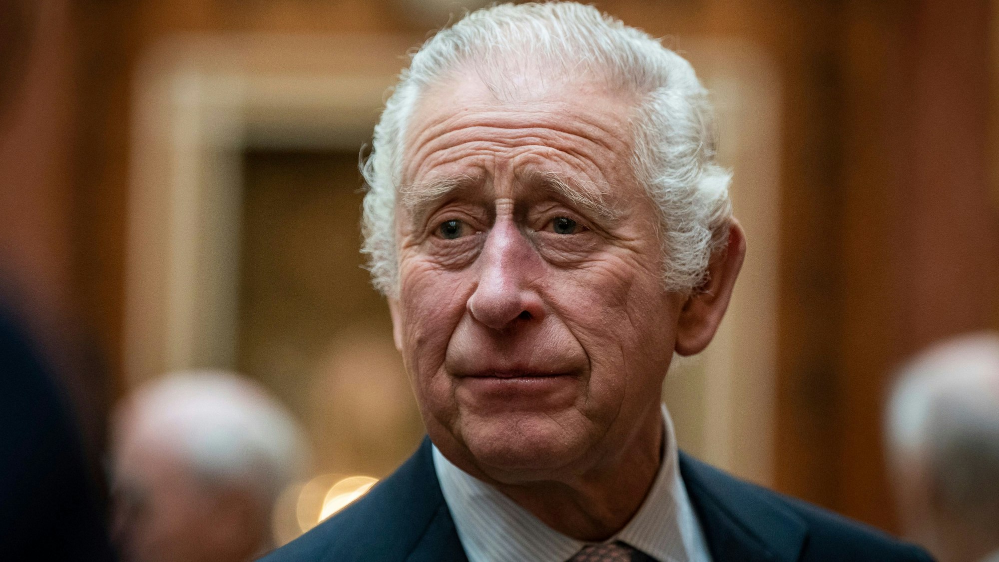 König Charles III. von Großbritannien steht während eines Mittagessens für Träger des Verdienstordens im Buckingham Palace.