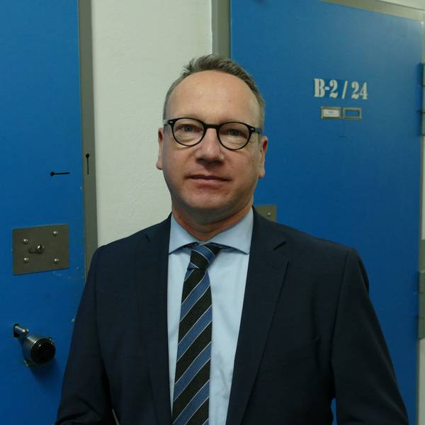 NRW-Justizminister Benjamin Limbach bei einem Besuch der JVA-Rheinbach.