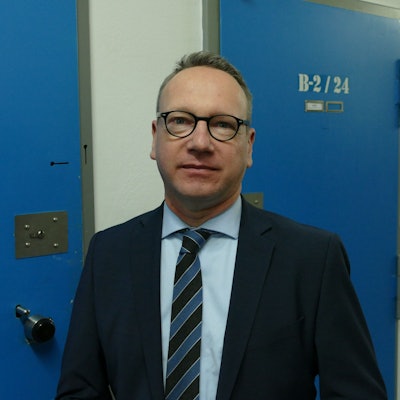 NRW-Justizminister Benjamin Limbach bei einem Besuch der JVA-Rheinbach.