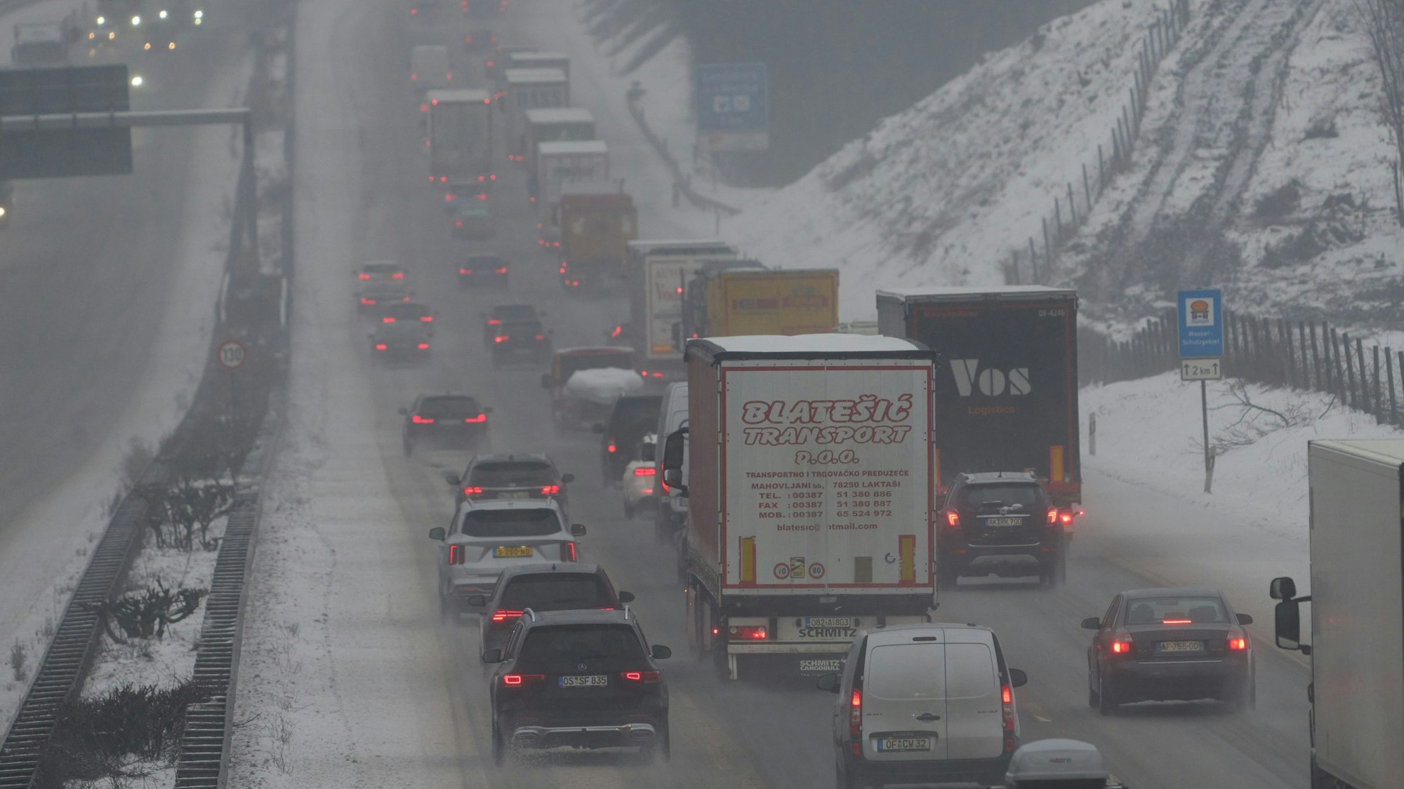 Der Verkehr quält sich über die Autobahn A3 bei Mogendorf in Rheinland-Pfalz.