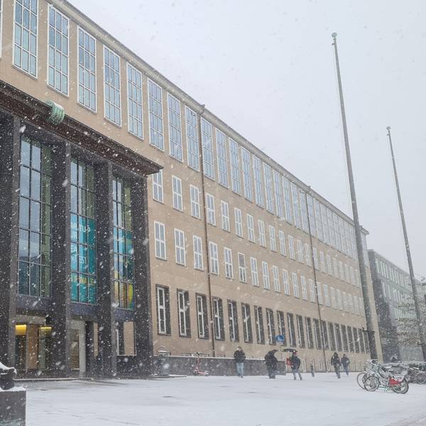 Hauptgebäude der Uni Köln im Januar 2024, als es geschneit hat.