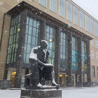 Hauptgebäude der Uni Köln im Januar 2024, als es geschneit hat.