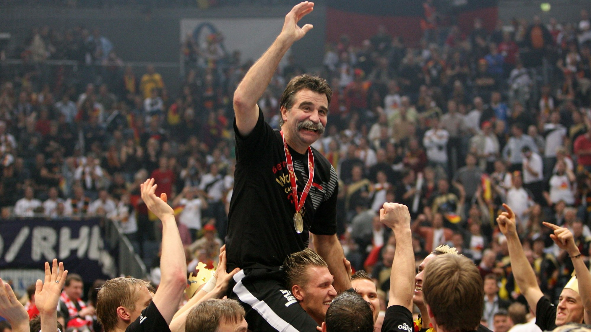 Trainer Heiner Brand wird nach dem Gewinn des Weltmeistertitels von den Spielern durch die Kölnarena getragen. Bei der Heim-WM 2007 holten die deutschen Handballer den Titel.
