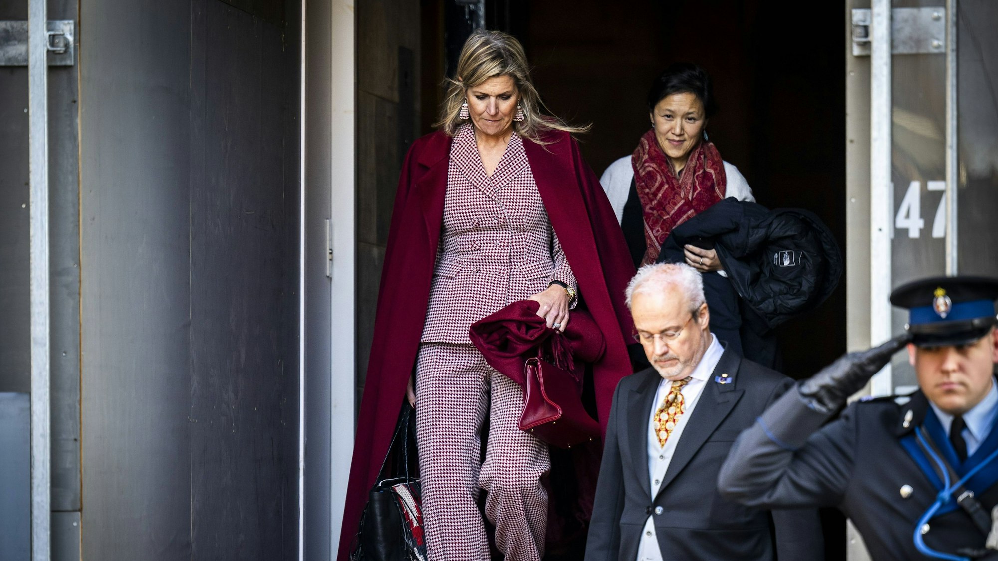 Königin Maxima verlässt nach dem Neujahrsempfang den Palast am Dam-Platz.