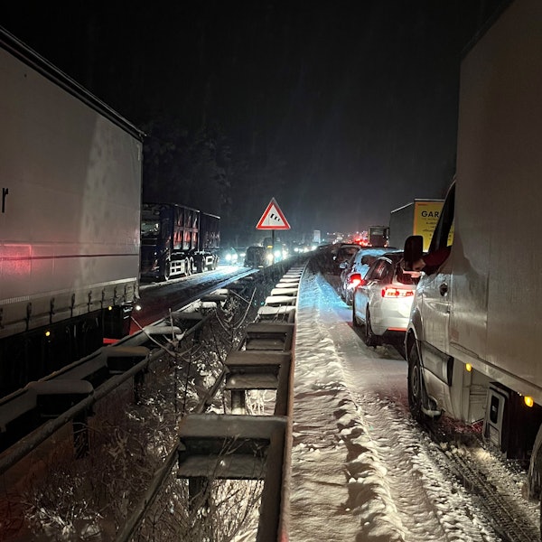 Wintereinbruch, Stau auf der A4