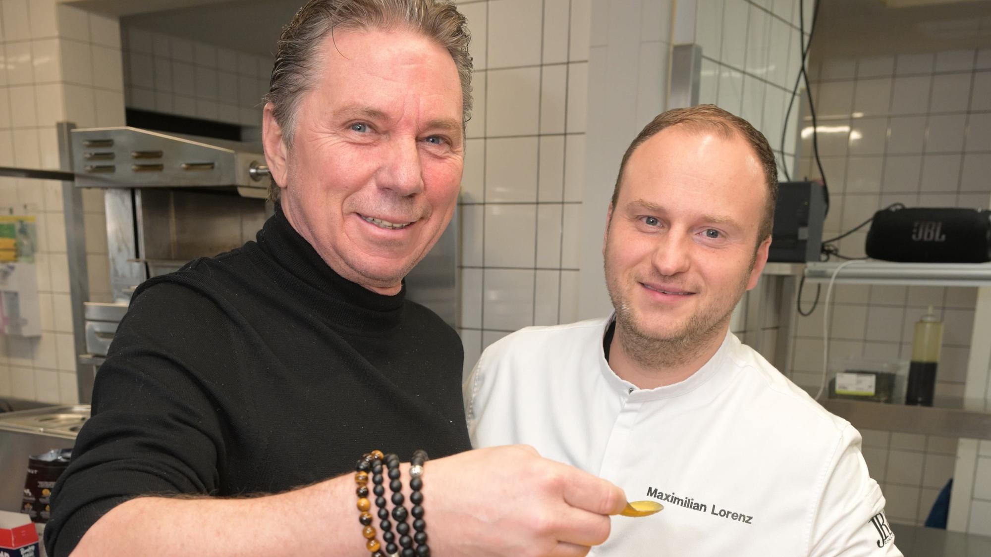 Haben das Essen für Wohnungslose ins Leben gerufen: Spitzenkoch Maximilian Lorenz (32) und Centershop-Chef Guido Korn (56) beim Abschmecken der Vorspeise im „Alten Lindenhof “.