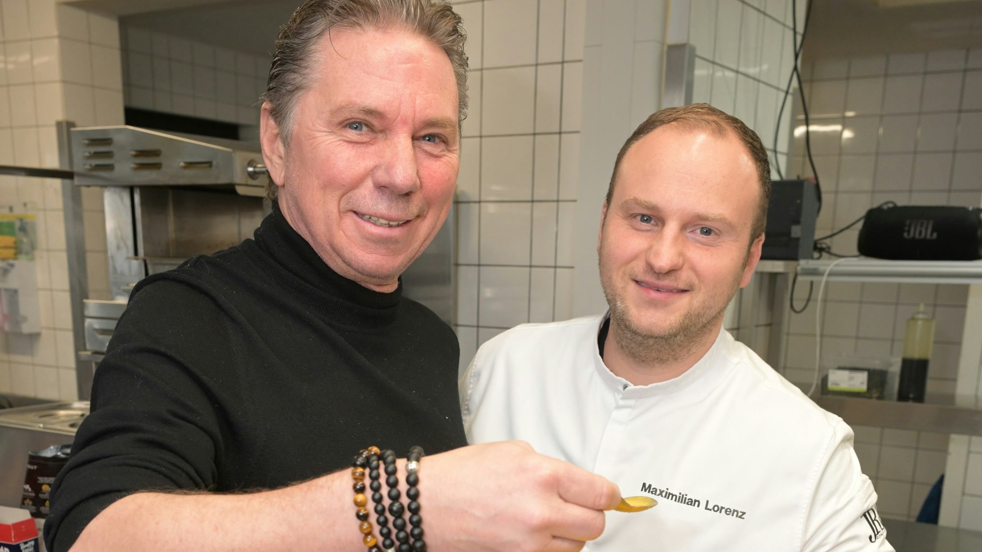 Haben das Essen für Wohnungslose ins Leben gerufen: Spitzenkoch Maximilian Lorenz (32) und Centershop-Chef Guido Korn (56) beim Abschmecken der Vorspeise im „Alten Lindenhof “.