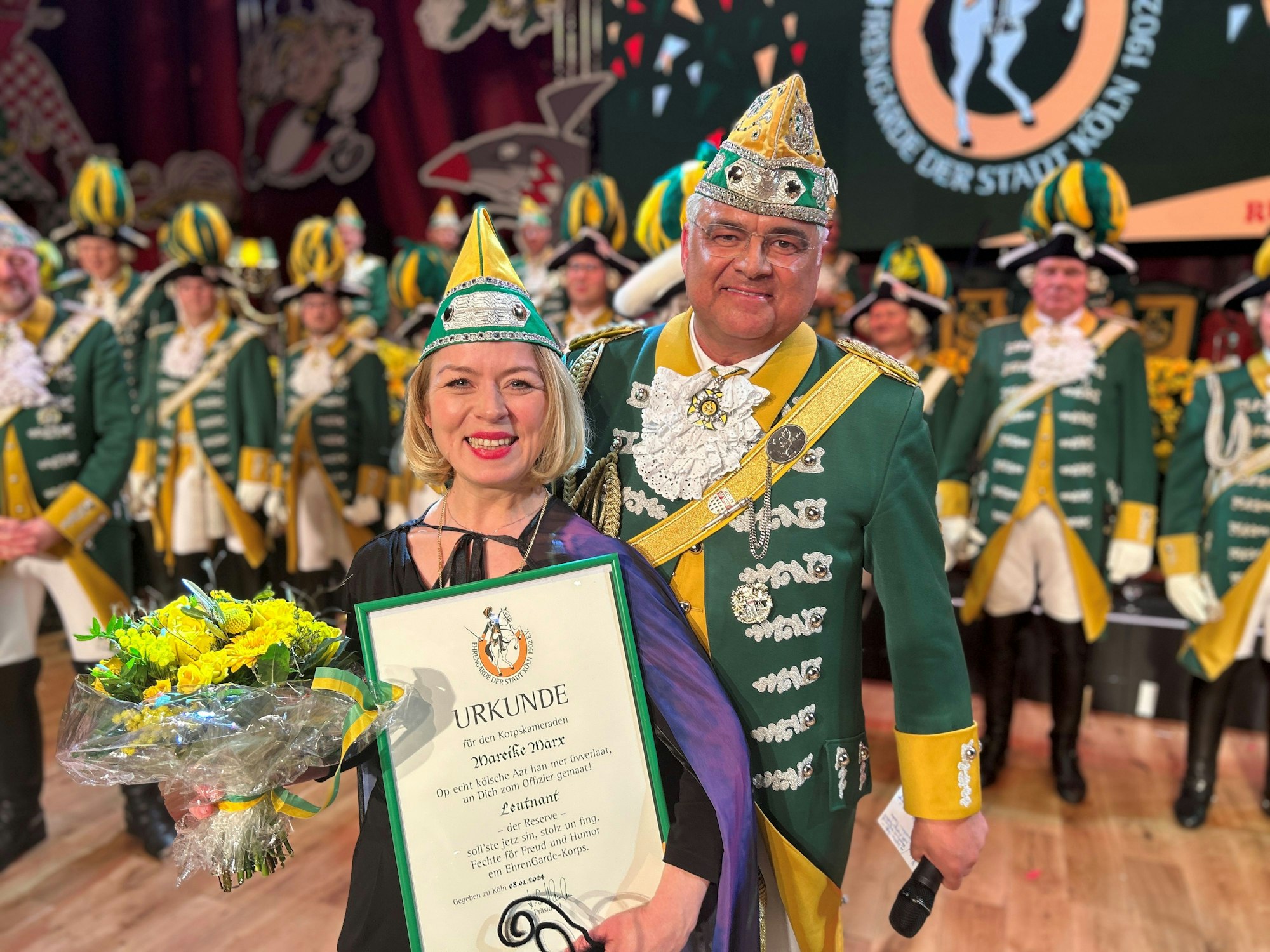 Mareike Marx wurde von der Ehregarde zum Leutnant der Reserve ernannt. Ehrengarde-Präsident Hans-Georg Haumann übergab ihr die Ürkunde.