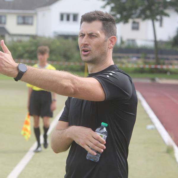 Hüttes Trainer Almir Hajdarovic hat Heimrecht gegen den SV Bergheim.
