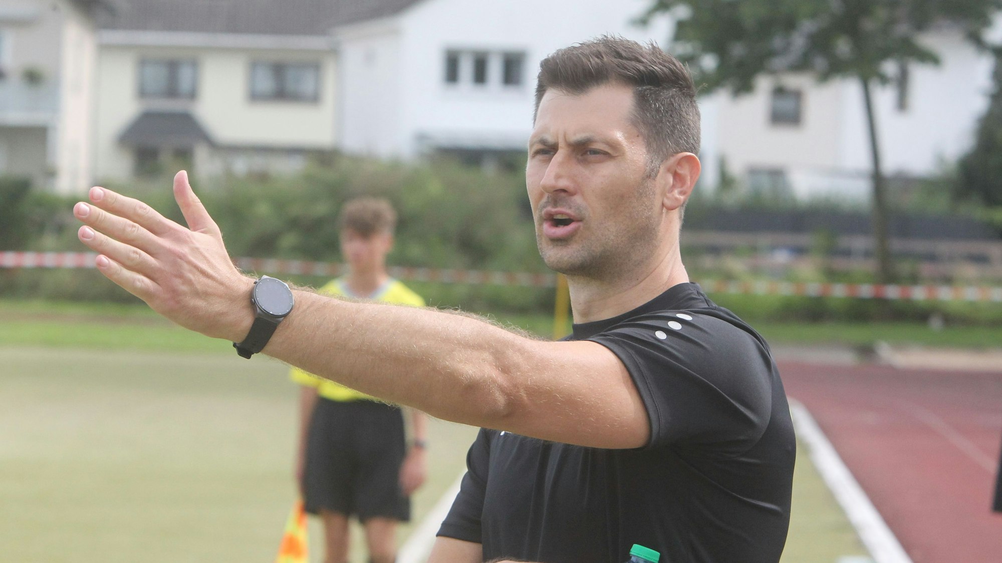 Hüttes Trainer Almir Hajdarovic hat Heimrecht gegen den SV Bergheim.