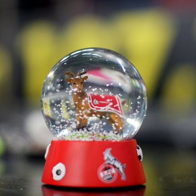 Eine Schneekugel mit dem Vereinslogo des 1. FC Köln und Maskottchen Hennes im Inneren.