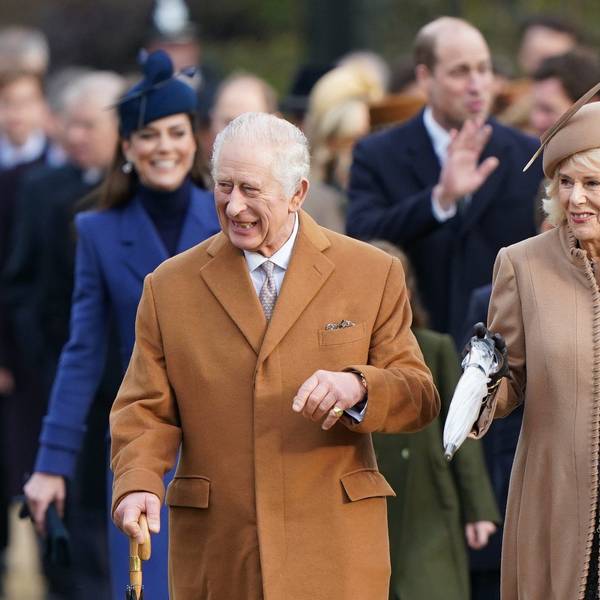 König Charles III. (l) und Königin Camilla kommen am Weihnachtsmorgen zum Gottesdienst in der Kirche St. Mary Magdalene.
