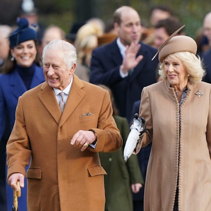 König Karl III. (l.) und Königin Camilla kommen am Weihnachtsmorgen zum Gottesdienst in der St. Maria Magdalena-Kirche.