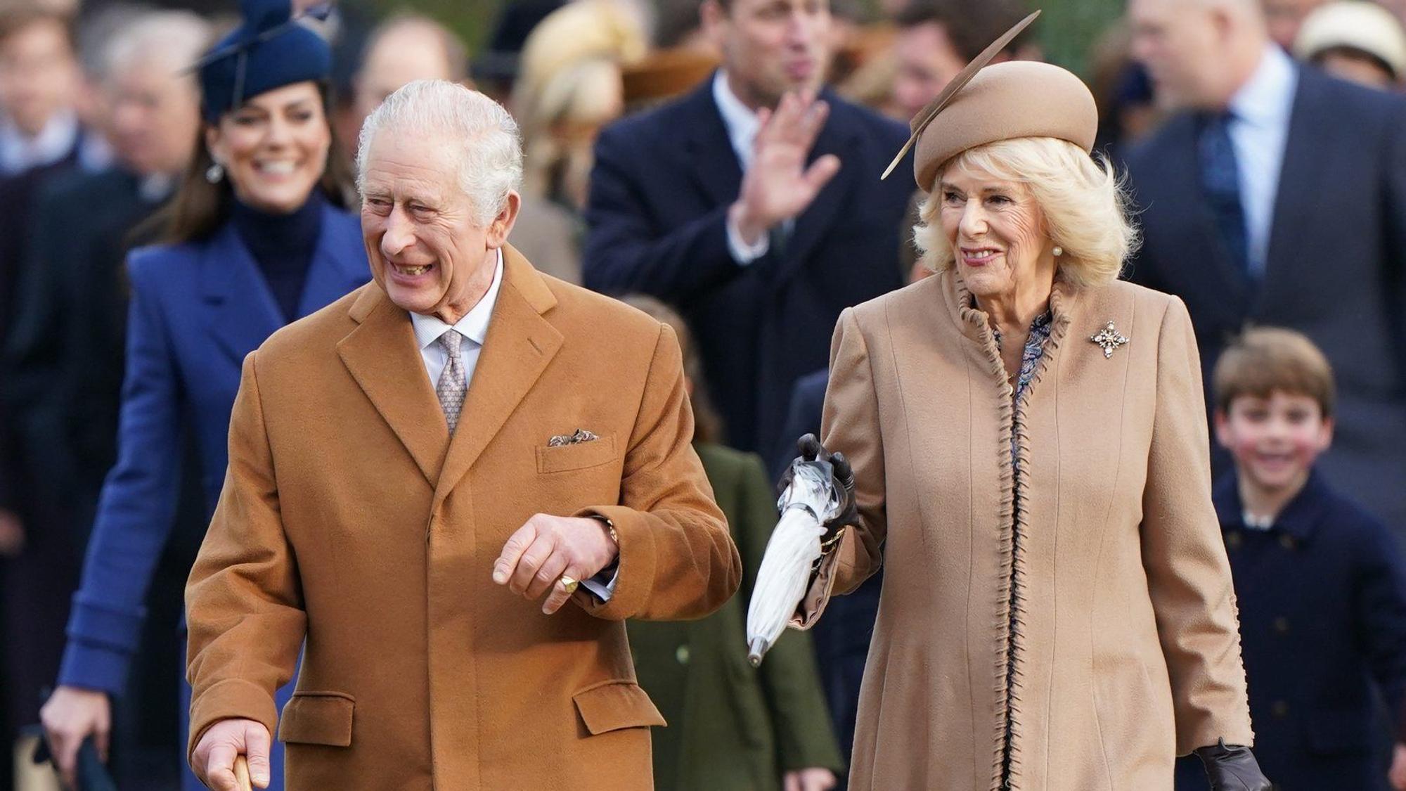 König Charles III. (l) und Königin Camilla kommen am Weihnachtsmorgen zum Gottesdienst in der Kirche St. Mary Magdalene.