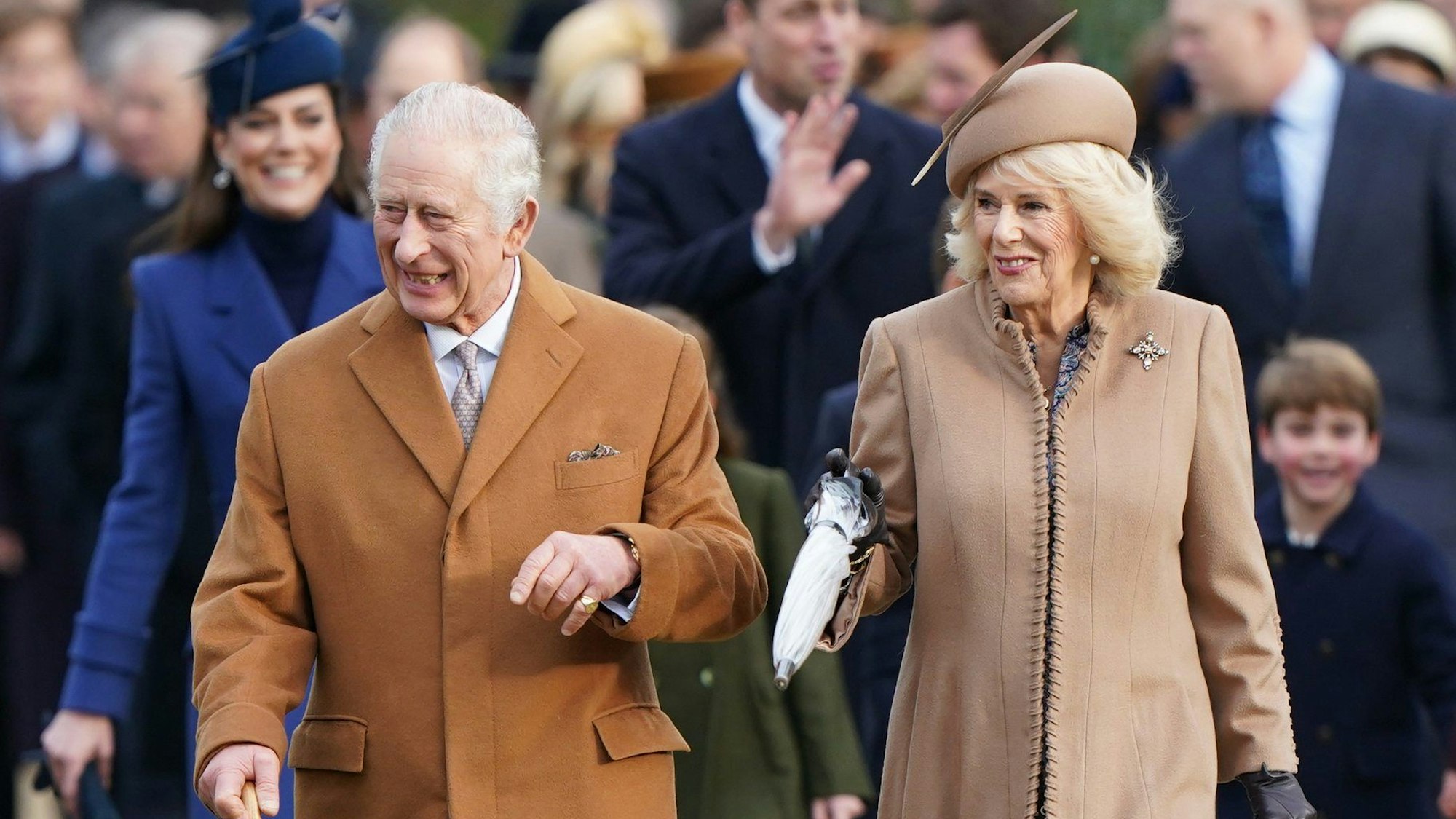 König Charles III. (l) und Königin Camilla kommen am Weihnachtsmorgen zum Gottesdienst in der Kirche St. Mary Magdalene.