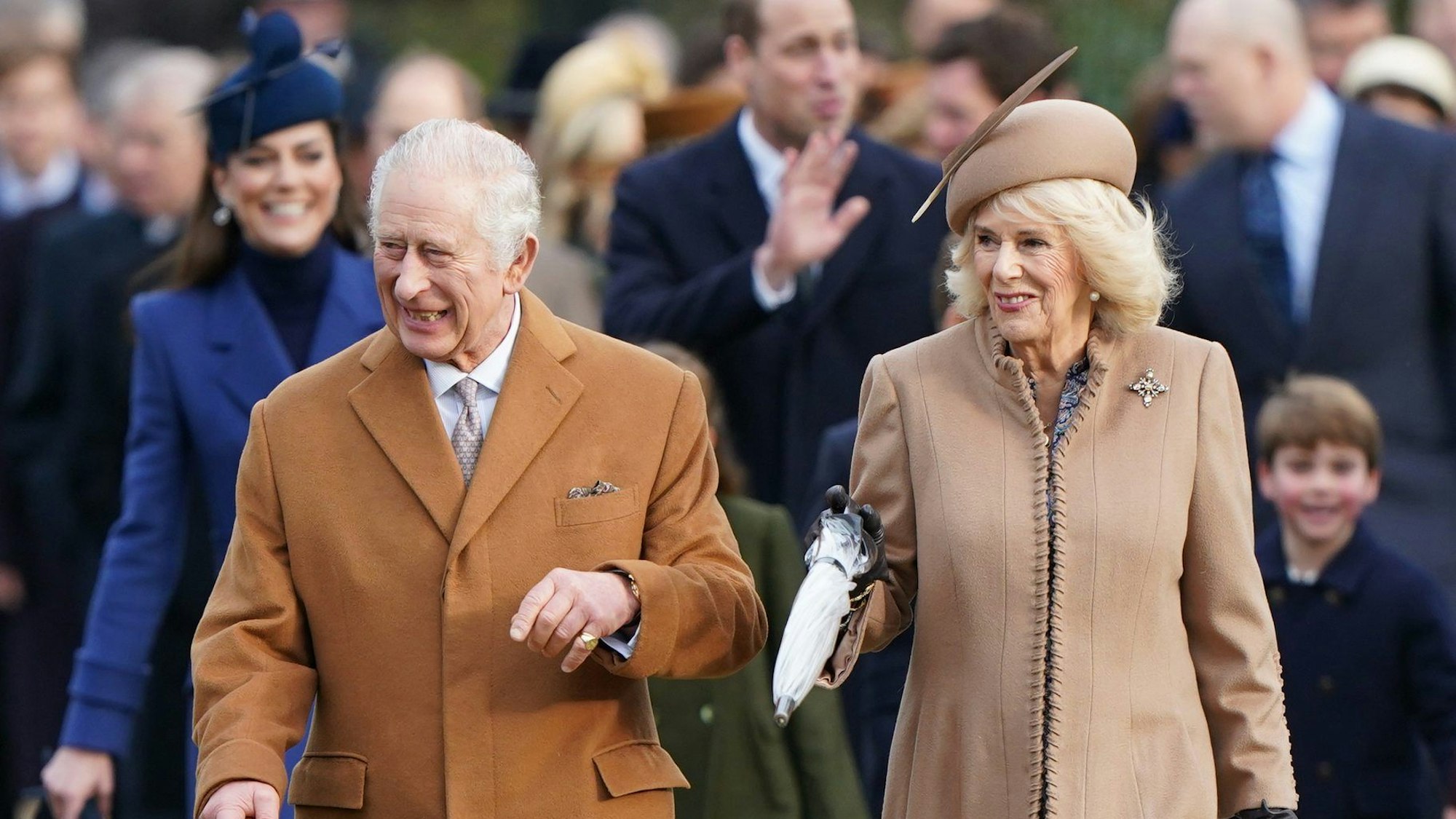 König Charles III. (l) und Königin Camilla kommen am Weihnachtsmorgen zum Gottesdienst in der Kirche St. Mary Magdalene.