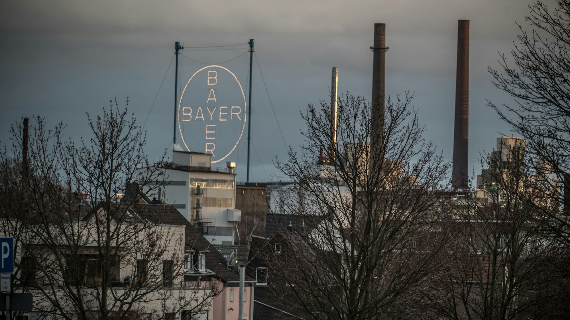 Leverkusen Wiesdorf. Feierabendverkehr, Pendler, Pendlerströme. Rheinbrücke im Bau Foto: Ralf Krieger
