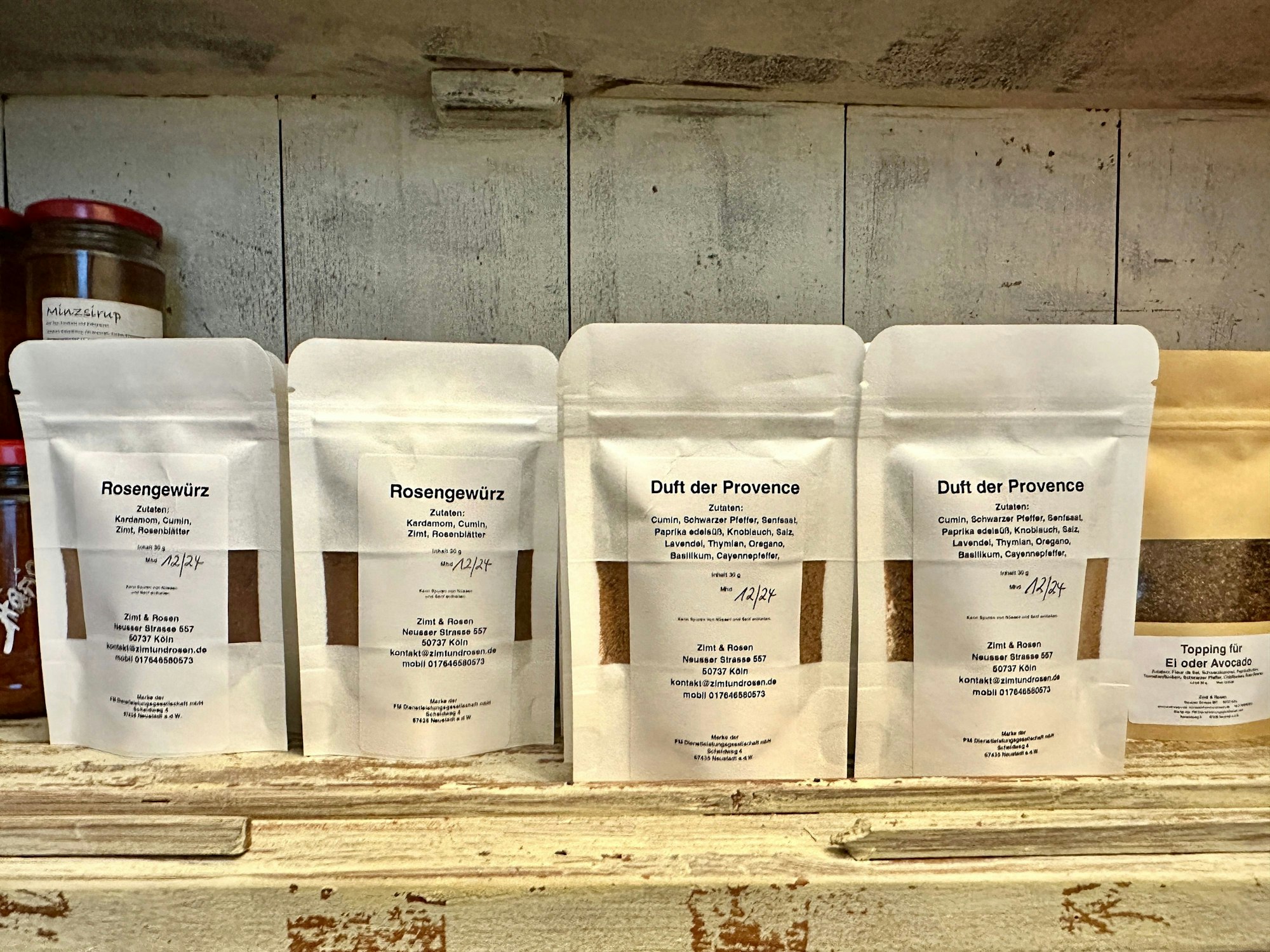 Beutel mit verschiedenen Gewürzmischungen stehen im Regal.