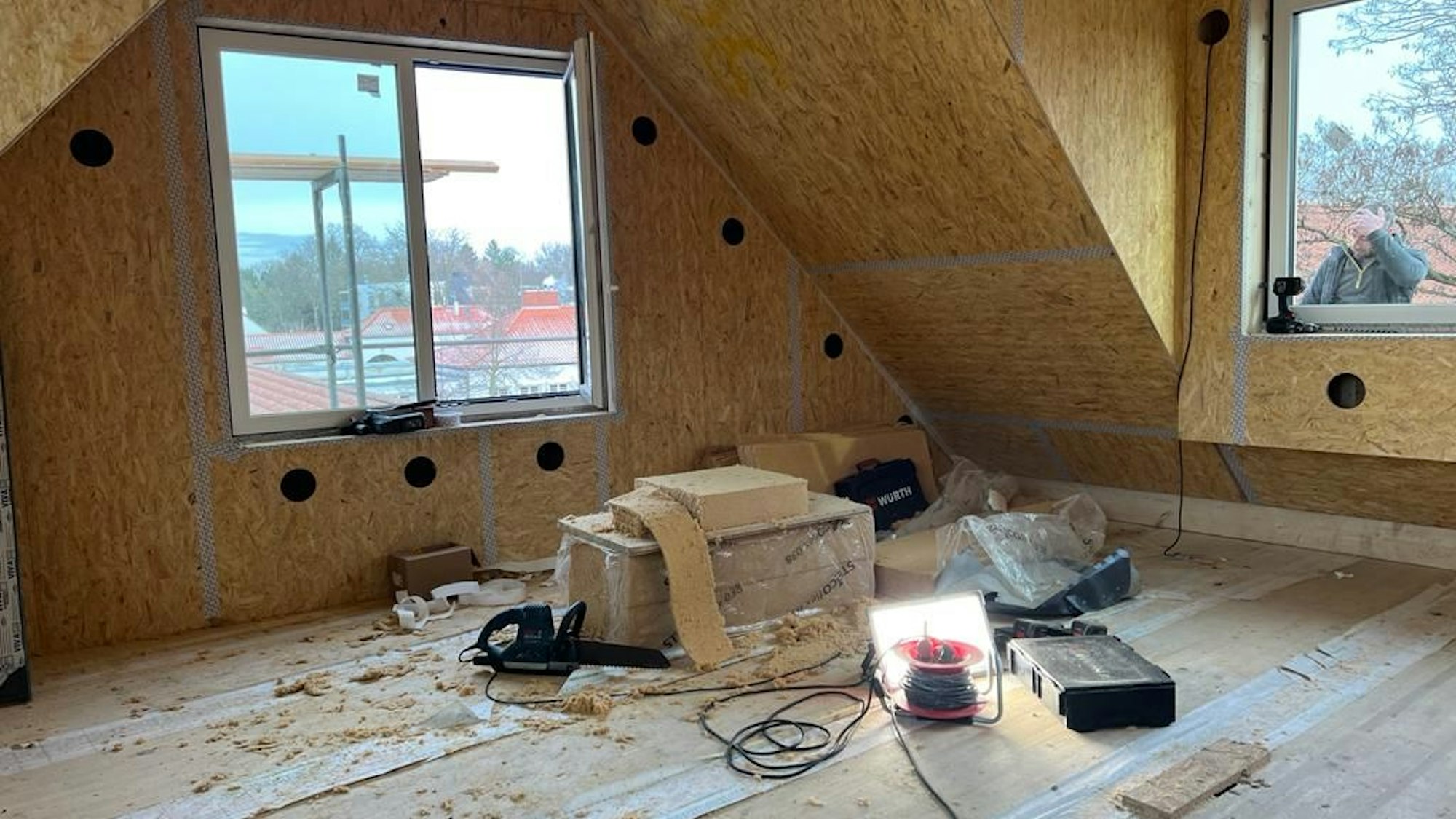 Blick einen Raum im Rohbau unter dem Dach